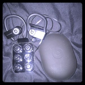 Powerbeats 3, case and Changeable ear pieces.